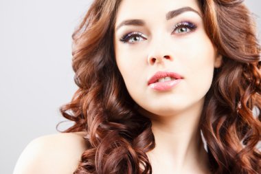 Yakın çekim mükemmel makyaj ve saç stili ile güzel genç kadın portresi