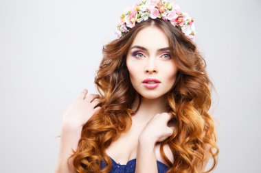 Yakın çekim mükemmel makyaj ve saç stili ile güzel genç kadın portresi