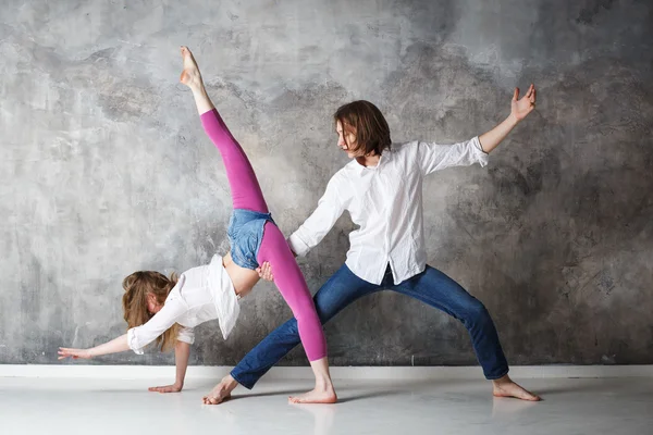 Young beautiful couple of dancers posing on studio background — Stock Photo, Image