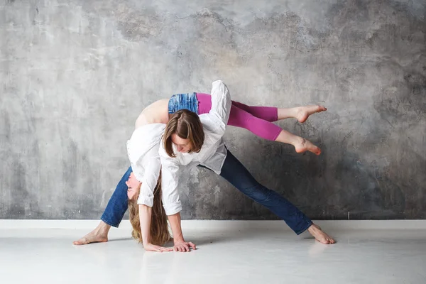 Jovem belo casal de dançarinos posando no fundo do estúdio — Fotografia de Stock