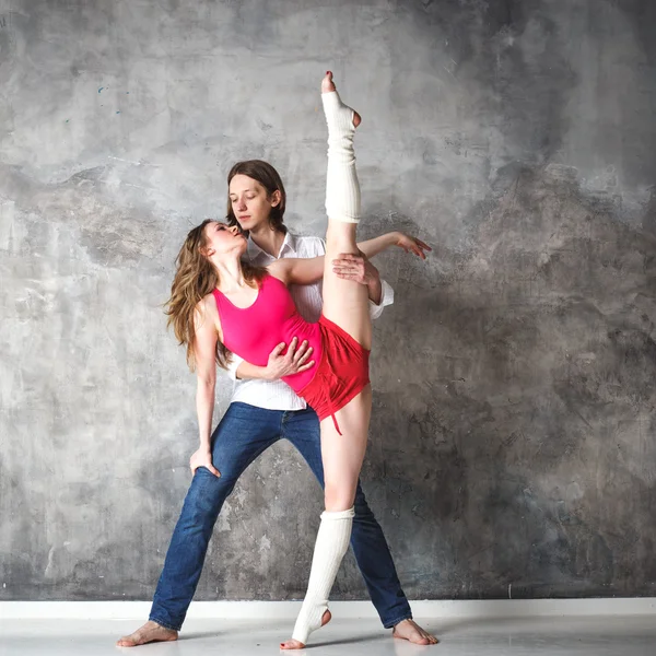 Joven hermosa pareja de bailarines posando sobre fondo de estudio —  Fotos de Stock