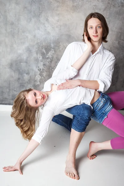 Joven hermosa pareja de bailarines posando sobre fondo de estudio — Foto de Stock