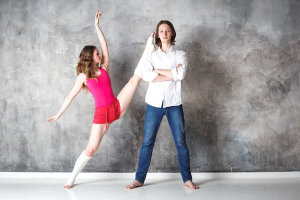 Giovane bella coppia di ballerini in posa su sfondo studio — Foto Stock