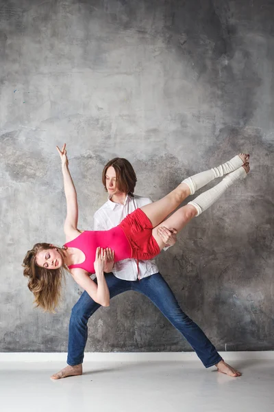 Joven hermosa pareja de bailarines posando sobre fondo de estudio — Foto de Stock