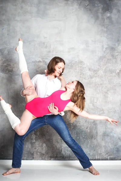 Joven hermosa pareja de bailarines posando sobre fondo de estudio — Foto de Stock