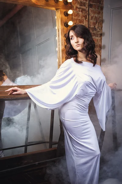 Retrato de hermosa mujer joven elegante en magnífico vestido de noche en la sala de maquillaje —  Fotos de Stock