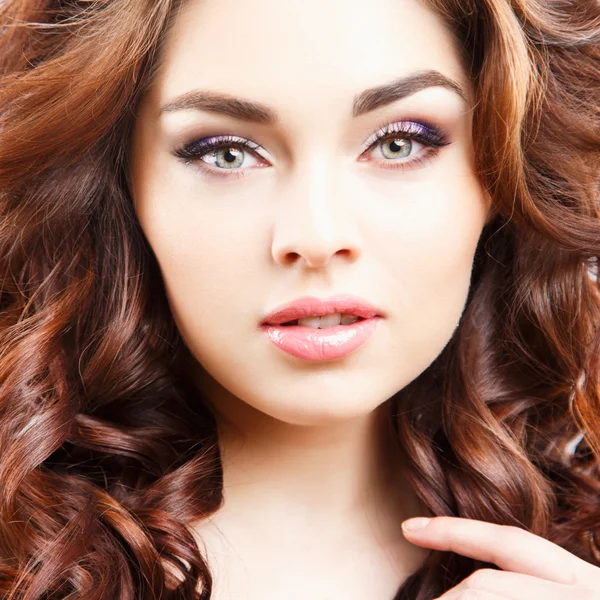 Yakın çekim mükemmel makyaj ve saç stili ile güzel genç kadın portresi — Stok fotoğraf