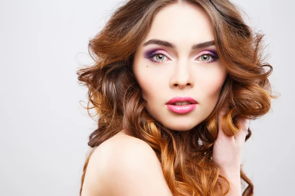 Nahaufnahme Porträt einer schönen jungen Frau mit perfektem Make-up und Frisur — Stockfoto