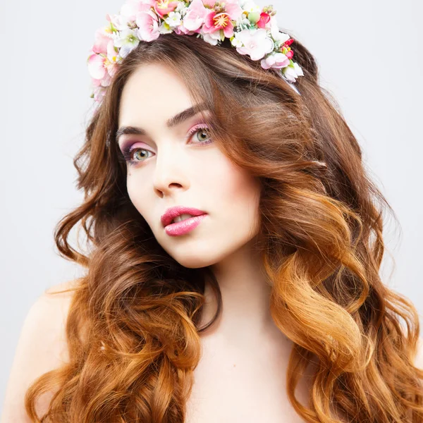 Gyönyörű fiatal nő, a tökéletes smink és frizura Premier plán portréja — Stock Fotó