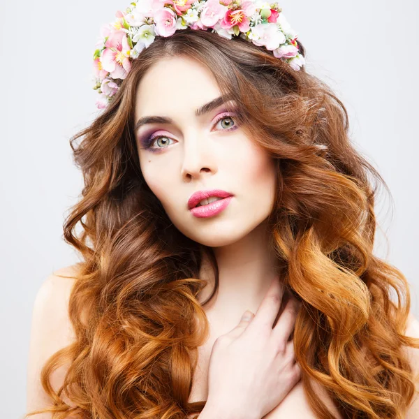 Retrato de cerca de una hermosa mujer joven con un maquillaje perfecto y peinado — Foto de Stock