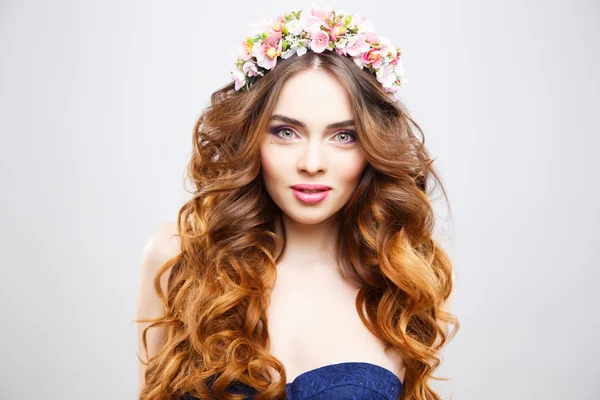 Close-up portrait of beautiful young woman with perfect make-up and hair-style — Stock Photo, Image