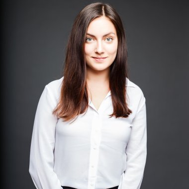 Duygusal yüz ve poz güzel esmer genç kadın portresi