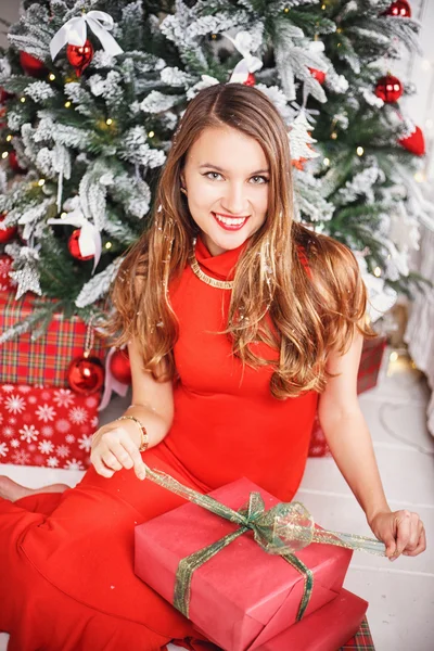 Retrato de hermosa dulce mujer joven en vestido de noche precioso sobre fondo de Navidad . —  Fotos de Stock
