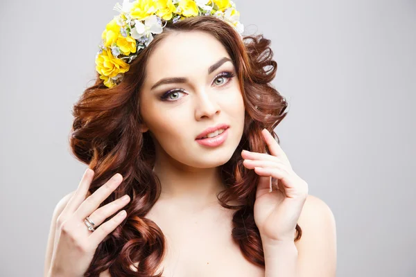 Närbild porträtt av vacker ung kvinna med perfekt make-up och hår-stil med blommor i håret — Stockfoto