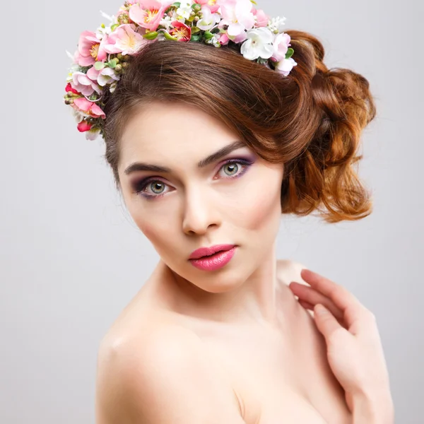 Close-up portret van mooie jonge vrouw met perfecte make-up en haarstijl met bloemen in haar — Stockfoto