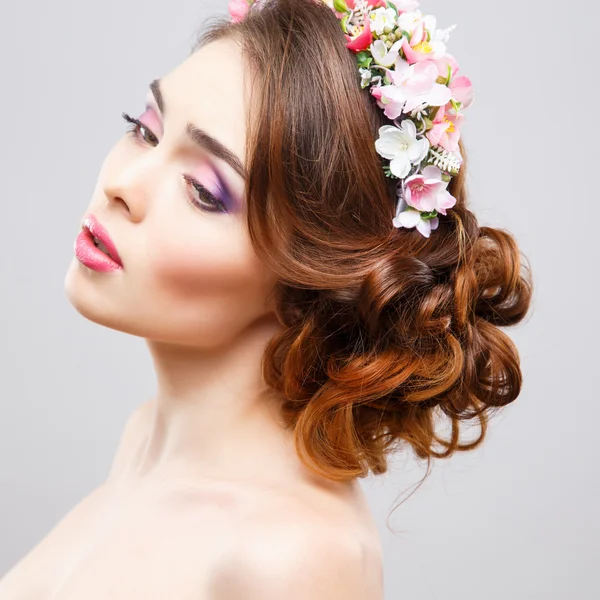 완벽 한 메이크업과 아름 다운 젊은 여자와 머리 형 머리에 꽃의 클로즈업 초상화 — 스톡 사진