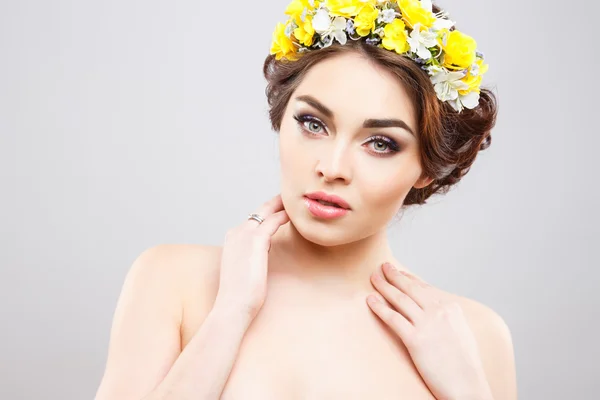 Close-up portrait of beautiful young woman with perfect make-up and hair-style with flowers in hair — Stock Photo, Image