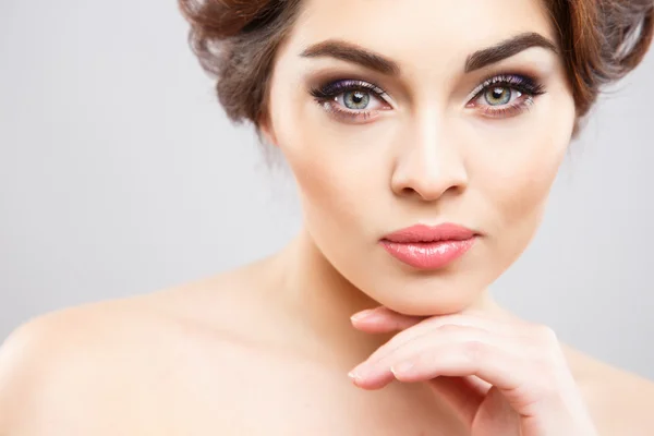 Close-up portrait of beautiful young woman with perfect make-up and hair-style with flowers in hair — Stock Photo, Image