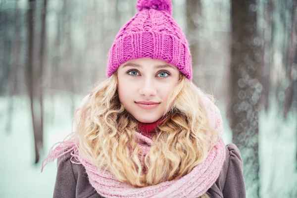 Pretty blonde girl walking in a winter park — Stock Photo, Image