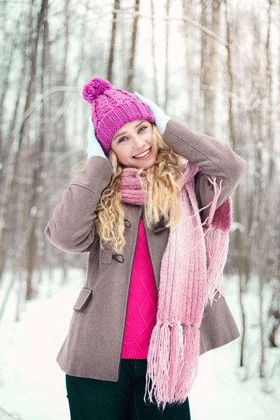 走在冬季公园的漂亮金发女孩 — 图库照片