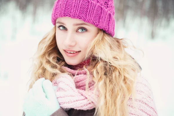 Chica rubia bonita caminando en un parque de invierno — Foto de Stock