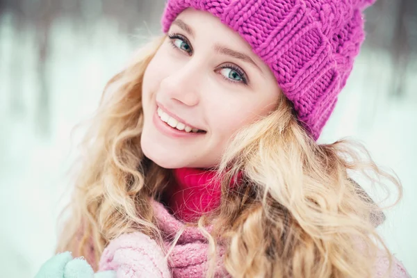 Chica rubia bonita caminando en un parque de invierno — Foto de Stock