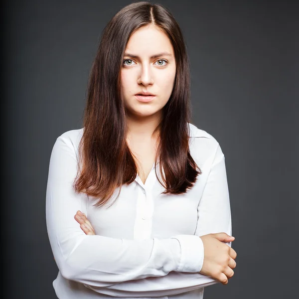 Retrato de bela morena jovem com rosto emocional e pose — Fotografia de Stock