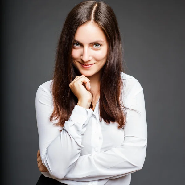 Portret van mooie brunette jonge vrouw met emotionele gezicht en pose — Stockfoto