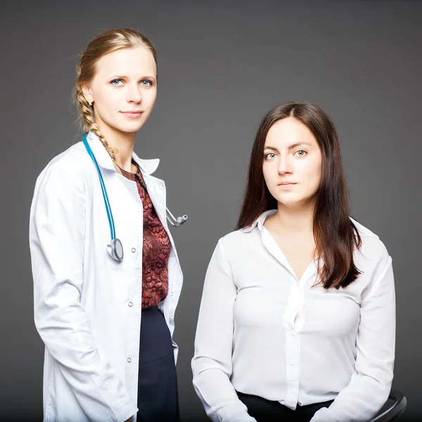 Médico feminino e um paciente — Fotografia de Stock