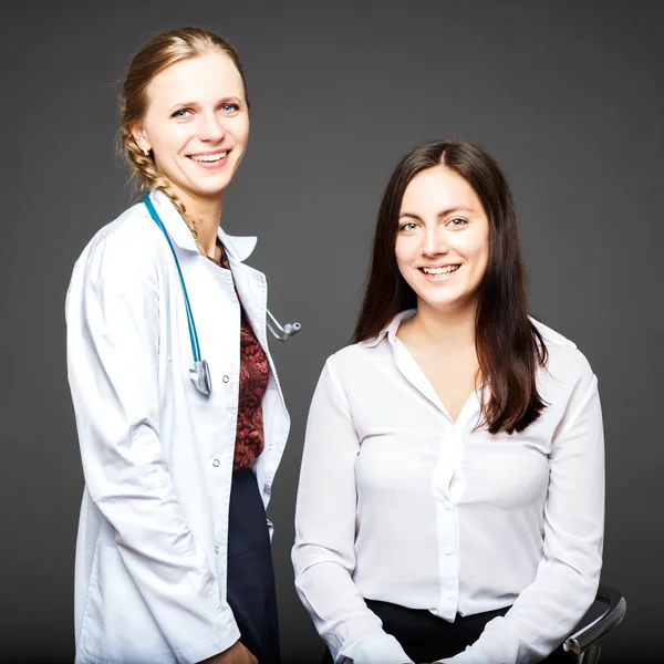 Médico feminino e um paciente — Fotografia de Stock