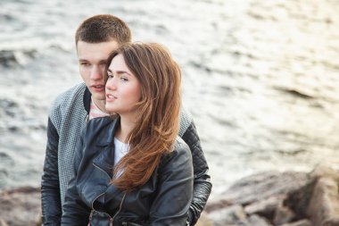 Tatlı genç çift birlikte bir yaz günü parkta yürüyüş