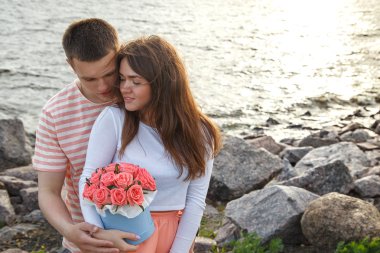 Tatlı genç çift birlikte bir yaz günü parkta yürüyüş