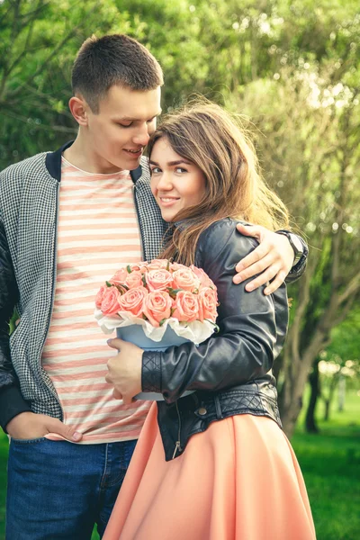 Söt unga paret gå tillsammans i en park i en sommardag — Stockfoto