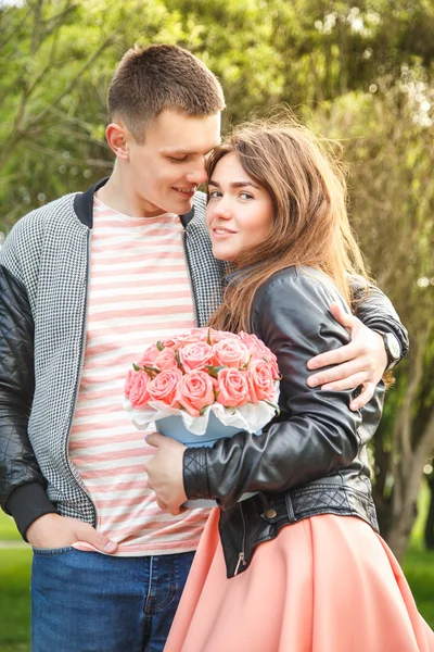 Söt unga paret gå tillsammans i en park i en sommardag — Stockfoto