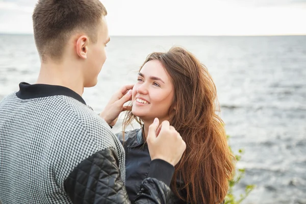 Söt unga paret gå tillsammans i en park i en sommardag — Stockfoto