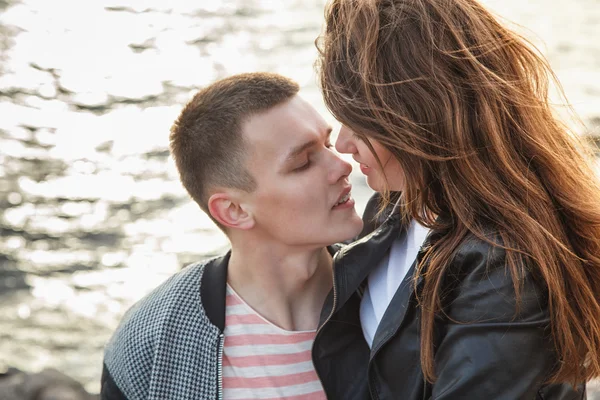 Sweet young couple walking together in a park in a summer day — Stock Photo, Image