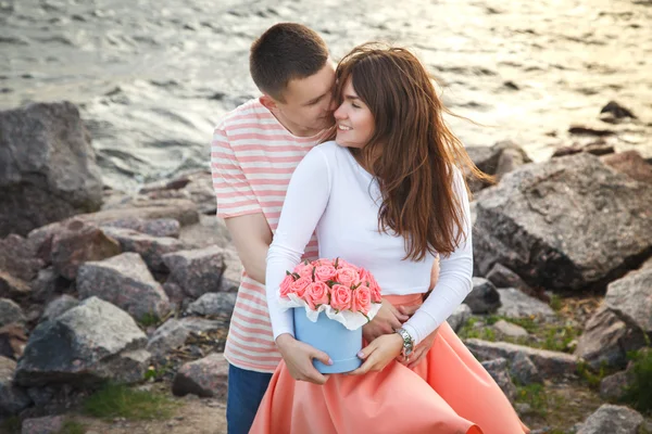 Söt unga paret gå tillsammans i en park i en sommardag — Stockfoto