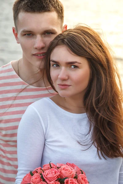 Doux jeune couple marchant ensemble dans un parc dans une journée d'été — Photo