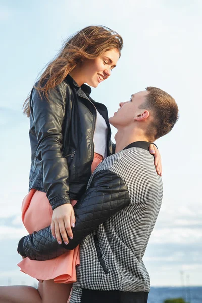 Dulce pareja joven caminando juntos en un parque en un día de verano —  Fotos de Stock