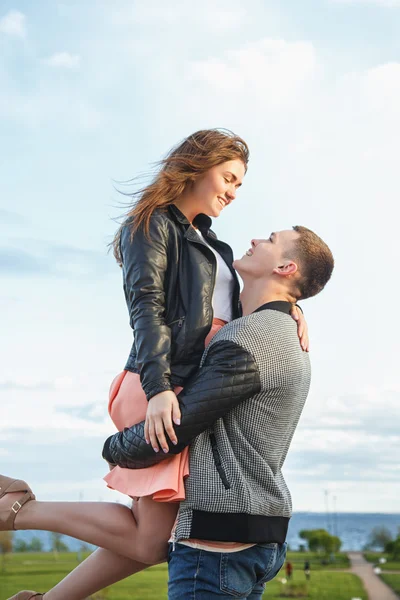 Dulce pareja joven caminando juntos en un parque en un día de verano — Foto de Stock