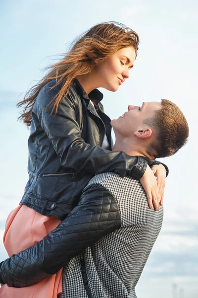 Söt unga paret gå tillsammans i en park i en sommardag — Stockfoto