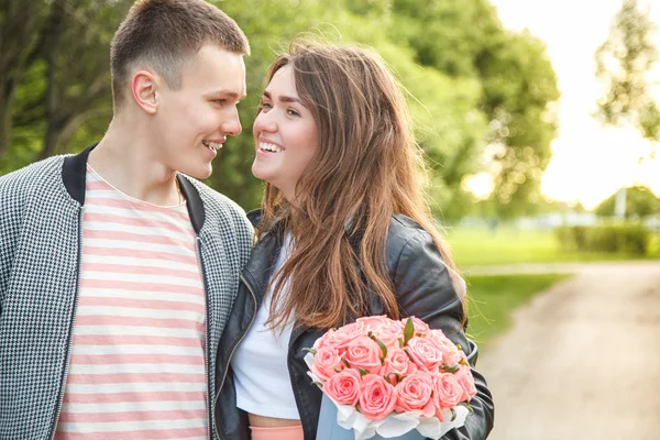 Doce jovem casal andando juntos em um parque em um dia de verão — Fotografia de Stock