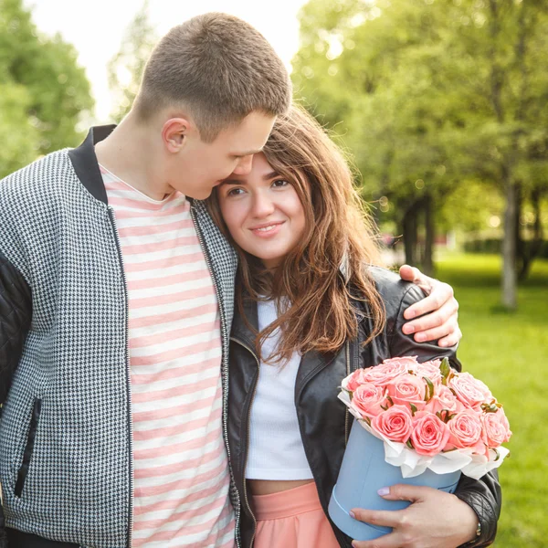 Söt unga paret gå tillsammans i en park i en sommardag — Stockfoto