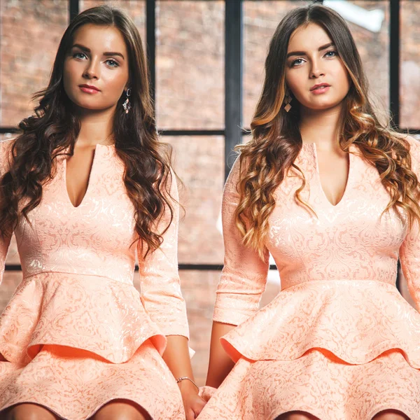 漂亮的双胞胎女孩穿着华丽连衣裙 — 图库照片