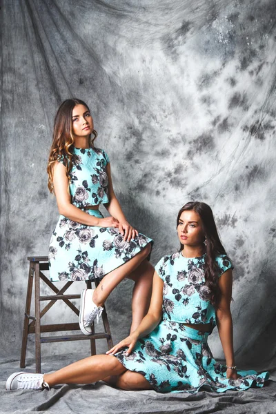 Pretty twins girls in gorgeous summer dresses — Stock Photo, Image