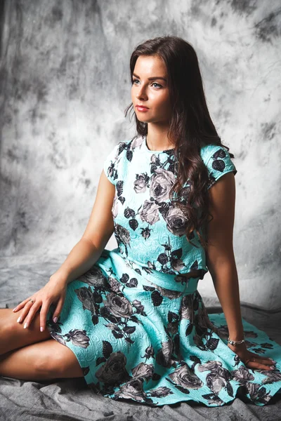 Mulher bonita em vestido de verão lindo — Fotografia de Stock