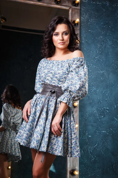 Retrato de hermosa mujer joven elegante en vestido de verano magnífico — Foto de Stock