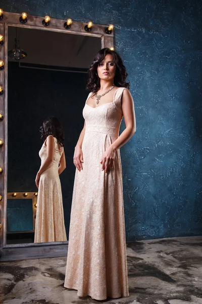 Retrato de hermosa mujer joven elegante en vestido de noche precioso — Foto de Stock