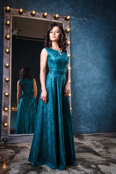 Retrato de hermosa mujer joven elegante en vestido de noche precioso — Foto de Stock