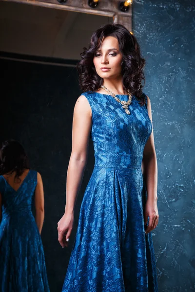 Retrato de bela mulher jovem elegante em vestido de noite lindo — Fotografia de Stock